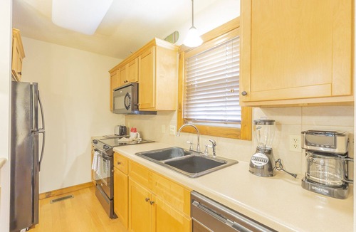 Reeds Spring Cabin | L130B, 2-Bedroom with Loft Lakeview Cabin