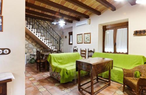 Martos House | La Acacia