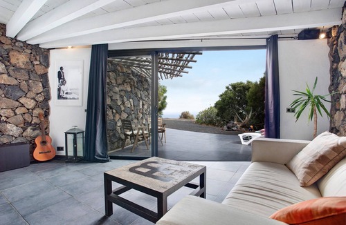 Haria Villa | 'La Bodeguita House' with Sea Views, Private Terrace and Wi-Fi
