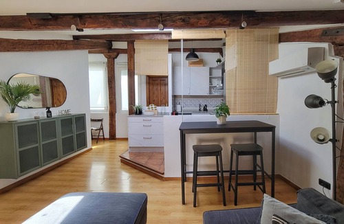 Haro Apartment | La Buhardilla del Centro Para Parejas