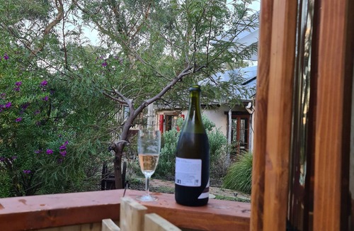 Ironbank Cottage | La cachette bushland hideaway in the Adelaide Hills on 13 acres, pool, hot tub.