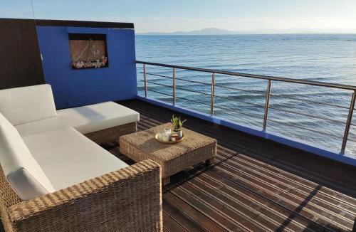 Arcoudi House | La Casa Azul