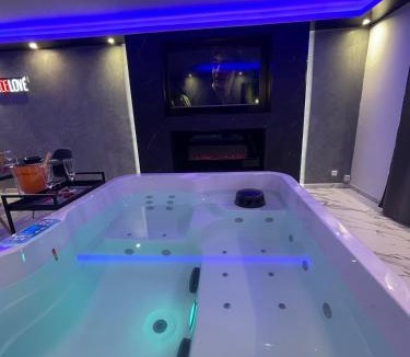 Melun House | La Casa de Lové Suite Jacuzzi