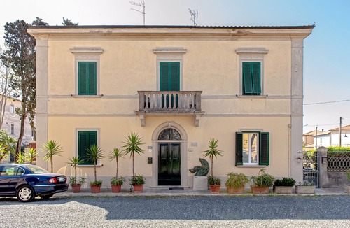 Vada Apartment | 'La Casa Degli Artisti' near the Beach with Private Garden & A/C