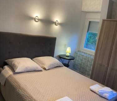 Capdenac Apartment | La casa du port, Chambres, suite privée, appartement avec vue sur la rivière