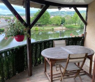 Capdenac Apartment | La casa du port, Chambres, suite privée, appartement avec vue sur la rivière
