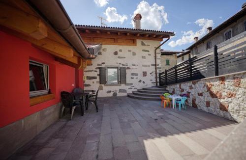 Roncone Apartment | La Casa Rossa