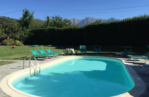 Filattiera Villa | La Casatorre di Ponticello. Casale di campagna con ampio giardino e piscina