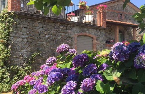 Filattiera Villa | La Casatorre di Ponticello. Casale di campagna con ampio giardino e piscina