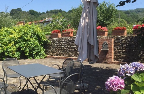 Filattiera Villa | La Casatorre di Ponticello. Casale di campagna con ampio giardino e piscina