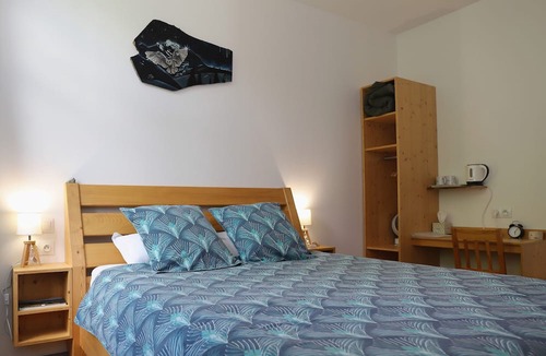 Saint-Franc Bed & Breakfast | La Chartreuse Guest Room with Shared Garden and Wi-Fi
