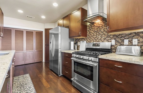 Los Feliz House | LA Chic Stunning Views & Sunsets close to Griffith Park Observatory & Hollywood