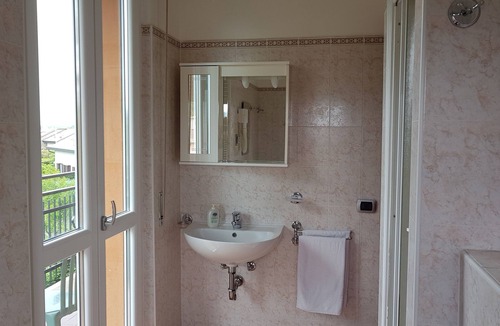 Casnate Con Bernate Hotel | La Collina