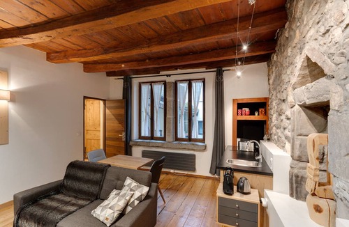 Annecy Old Town Apartment | La Cour Filaterie - A suite in the ❤️ of Annecy 🥐 breakfast included