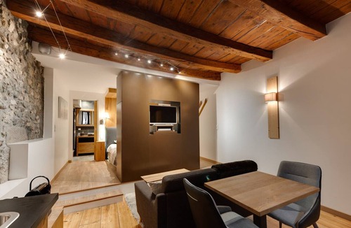 Annecy Old Town Apartment | La Cour Filaterie - A suite in the ❤️ of Annecy 🥐 breakfast included