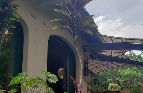 Tierras Morenas House | LA CUSUCA Hobbit style homenThis underground home is a one of a kind!