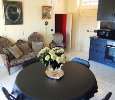 Roussillon Apartment | La Dame Au Balcon