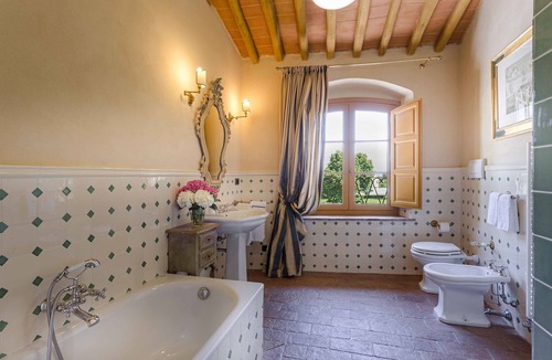 Badia Cantignano House | La Dimora dell'Inventore Luxury B&B