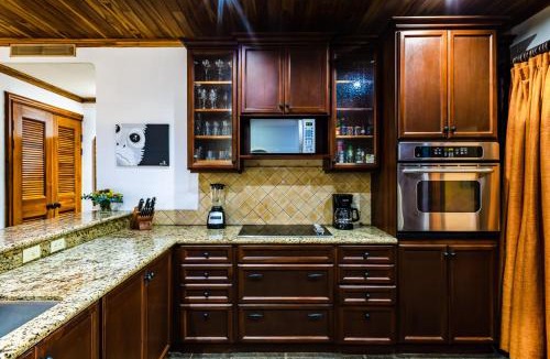 Playa Langosta Apartment | La Esquina (3 minutes from Beach, perfect for a family getaway)