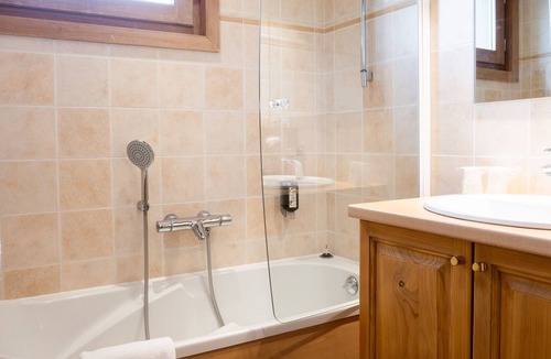 Thyez Hotel | La Ferme du Lac