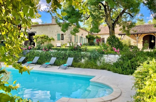 Savignac-de-Duras House | La Fleur de Savignac · 3 bd, pool, views, WiFi
