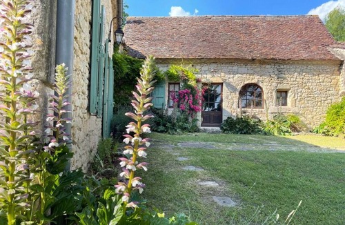 Savignac-de-Duras House | La Fleur de Savignac · 3 bd, pool, views, WiFi