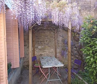 Arthonnay Bed & Breakfast | La Grille Fleurie, chambres d'hôte chez l'habitant