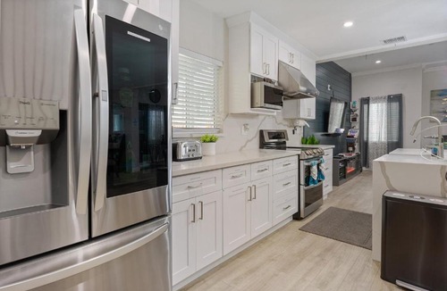 Eagle Rock Apartment | LA Home - FIFA Soccer, NBA Games, Universal Studios