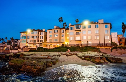 Village of La Jolla Apartment | La Jolla Studio - Private Beach