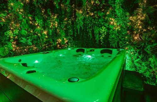 Mussidan Apartment | La Jungle Room