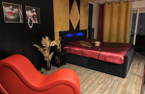 Le Piol Apartment | La loveroom bdsm de Nice " la chambre luxe des désirs "