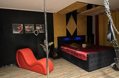 Le Piol Apartment | La loveroom bdsm de Nice " la chambre luxe des désirs "