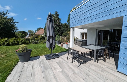 Marcey-les-Greves Villa | La Maison Bleue, heated swimming pool, sauna, spa, 25min from Mont St-Michel