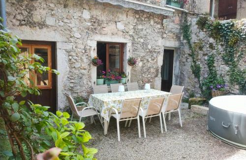 Rossillon House | La Maison bleue