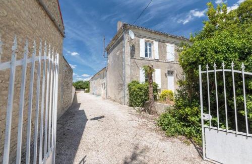 Villeneuve-la-Comtesse House | La Maison du Puits, son gîte, et sa piscine