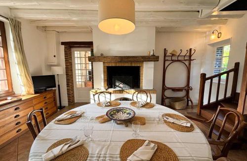 Saint-Sulpice-sur-Risle House | La Maison du Tilleul avec Piscine couverte chauffée