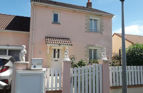Nevers House | la maison rose 2 chambres avec lit pour 2 personnes et 2 salles de bains a 15 kilomètres du circuit de Magny-Cours et 1,2 kilomètre du sanctuaire de ste Bernadette