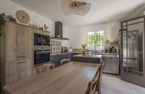 Eyragues Villa | La Maison Ugolin, a vacation home with a private pool for 6 people in Eyragues