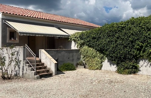 Senas Apartment | La Maisonnette de Line located between Alpilles and Lubéron.