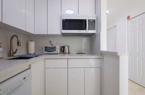 North Bay Village Apartment | La Marinita, Quaint, Water Views minutes to Beach