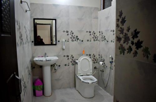 Barkot Hotel | La Monal Hotel