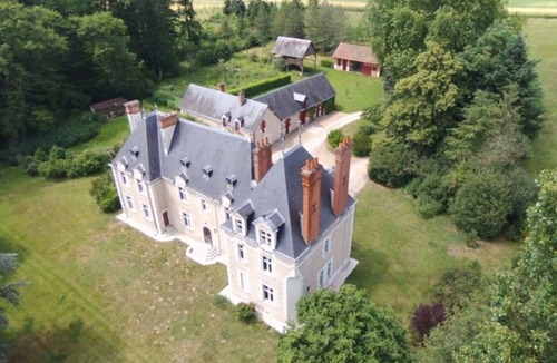 Les Montils House | La Moyendrie: exceptional gite, swimming pool, in the grounds of a 10-hectare château.
