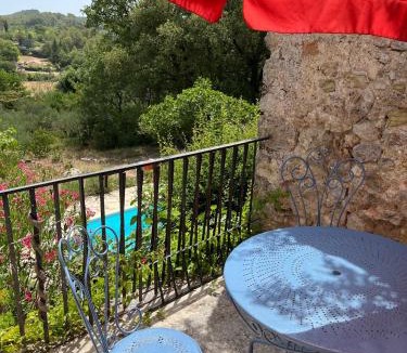 Saint-Antonin-du-Var Apartment | La Parenthèse du Var - Gîte avec grande terrasse vue sur piscine