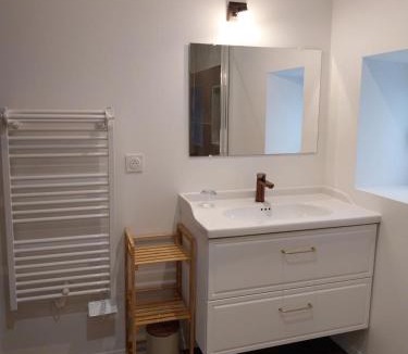 Saint-Germain-Lespinasse Apartment | La Petite Ferme Aux Prés