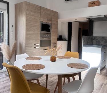 Listrac-Medoc House | La Petite Forge, air conditioning, Jacuzzi & Médoc vineyards