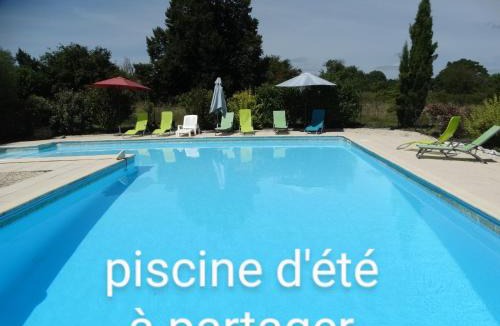 Lorignac House | La Petite Grange gîte climatisé plain-pied 3 chambres 5 personnes 2 toilettes, parking, WIFI, piscine d'été chauffée à partager, Animaux acceptés Gîte en pleine nature