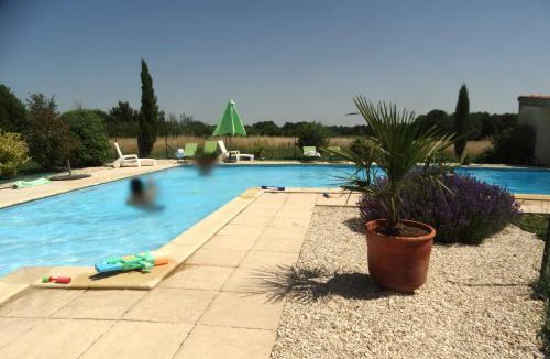 Lorignac House | La Petite Grange gîte climatisé plain-pied 3 chambres 5 personnes 2 toilettes, parking, WIFI, piscine d'été chauffée à partager, Animaux acceptés Gîte en pleine nature