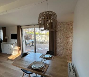 Craponne Apartment | La petite maison studio et jardin