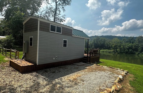 Boswell House | La Petite Maison, Tiny house Melbourne, AR in peaceful community of Mount Olive.