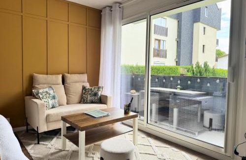 Courseulles-sur-Mer Apartment | La Petite Oasis - pour 2pers - 2km du Centre Juno Beach et plage du Débarquement - 10min à pieds du centre ville & de la plage - balcon - exposition sud - stationnement & wifi gratuits